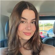 Me defino como una profesora cercana, organizada y apasionada por la enseñanza. Tengo experiencia internacional y certificaciones